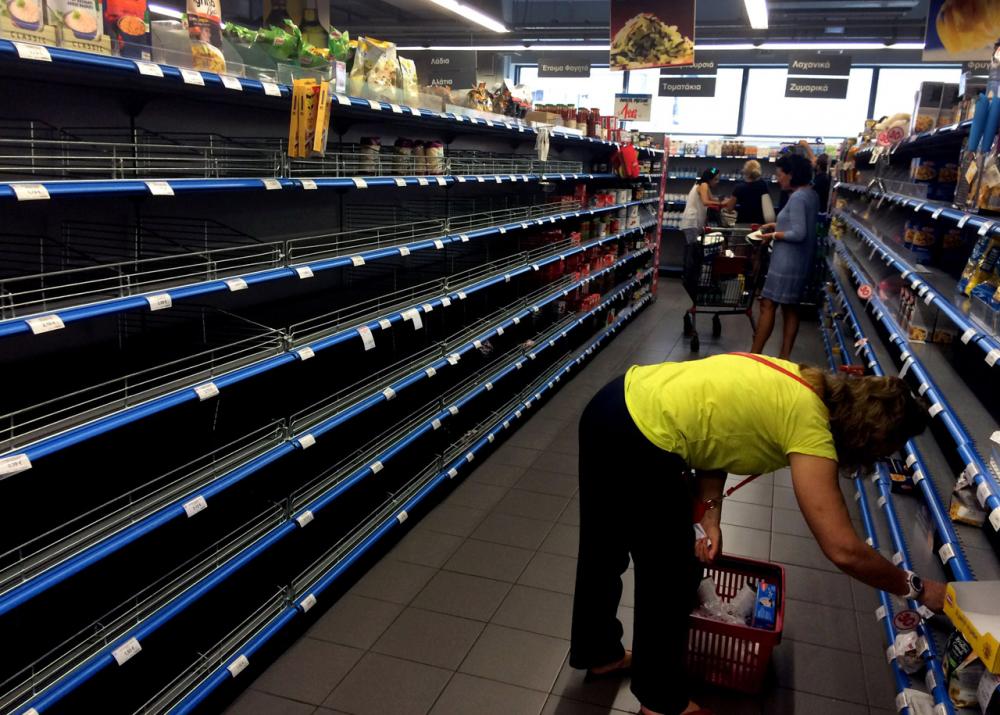 สินค้าบนชั้นว่างโล่ง ที่ซุปเปอร์มาร์เกตแห่งหนึ่งในกรุงเอเธนส์ อันเนื่องมาจากวิกฤติการเงินในประเทศ