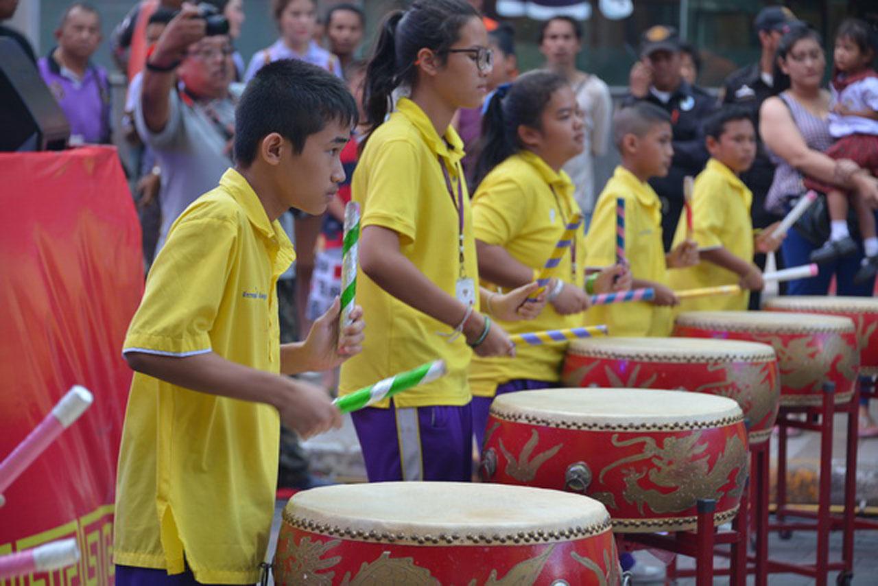 การแสดงตีกลองของนักเรียน ร.ร.ศรีนคร หาดใหญ่ โชว์แขกที่มาในงาน