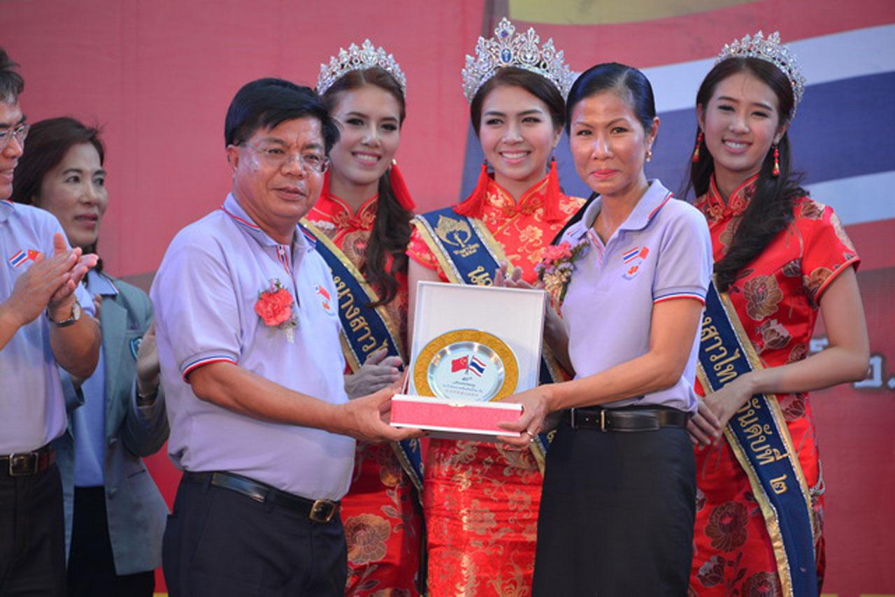 นางกอบกาญจน์ วัฒนวรางกูร รมว.การท่องเที่ยวและกีฬา มอบของที่ระลึก จากนายธำรงค์ เจริญกุล ผวจ.สงขลา