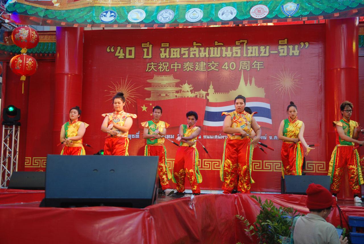 การแสดงท่าประกอบอาวุธกระบองสองท่อน
