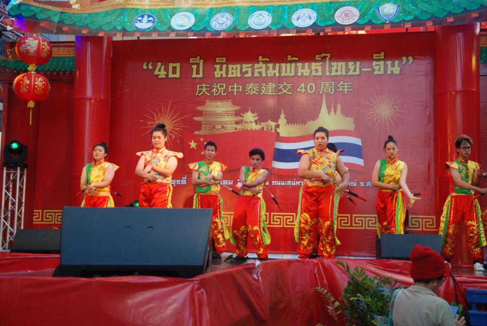 การแสดงท่าประกอบอาวุธกระบองสองท่อน