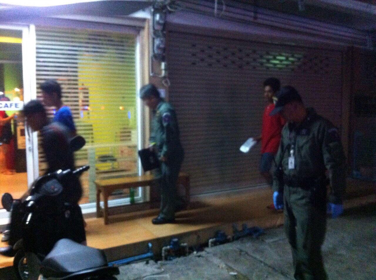 จนท.ตำรวจ ตรวจสอบร้านเกมที่เกิดเหตุระเบิด