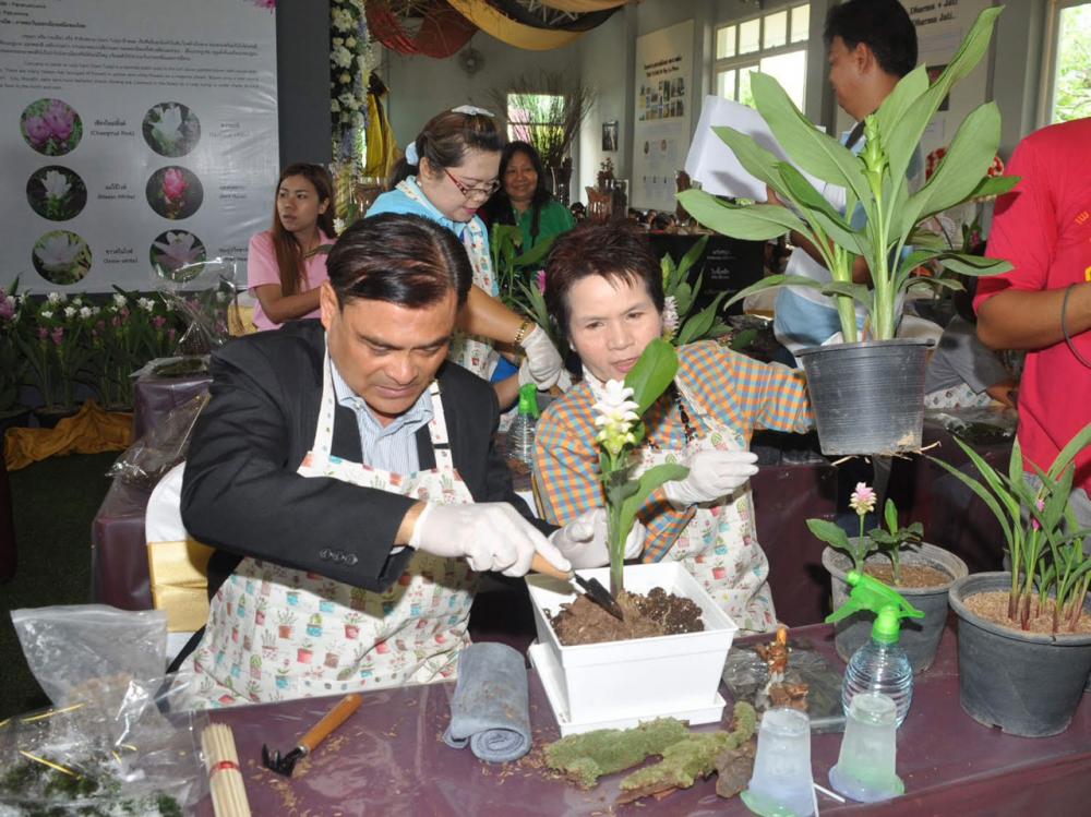 รองผวจ.บุรีรัมย์และภรรยาร่วมกิจกรรม