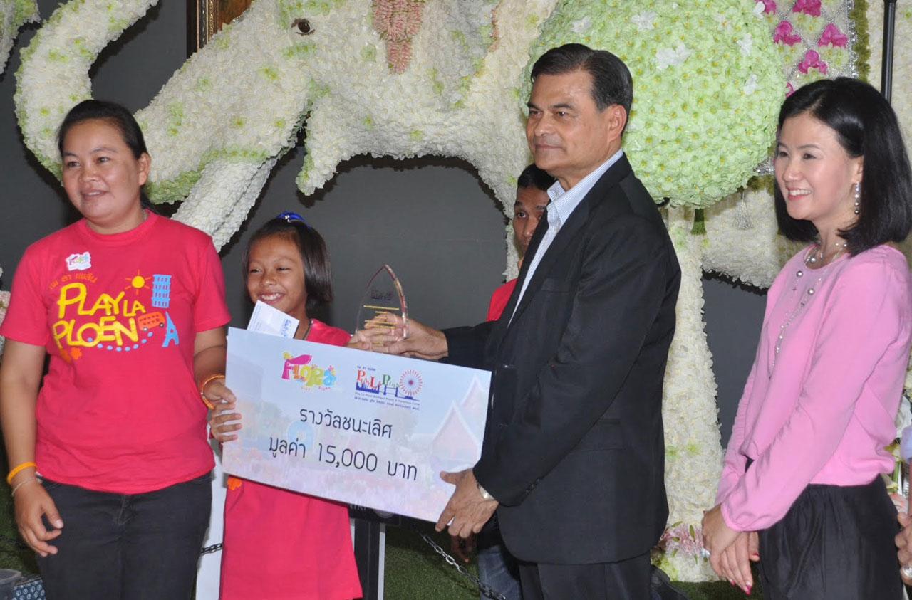 ทำนอง ศรีเมือง รองผวจ.บุรีรัมย์ มอบรางวัลชนะเลิศ