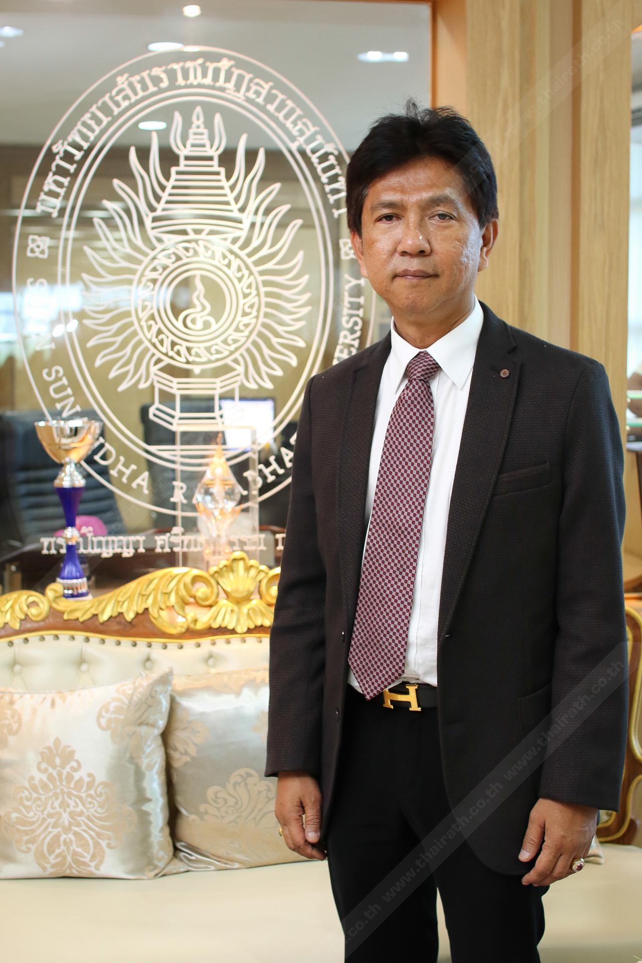 รศ.ดร.ฤาเดช เกิดวิชัย อธิการบดีมหาวิทยาลัยราชภัฏสวนสุนันทา
