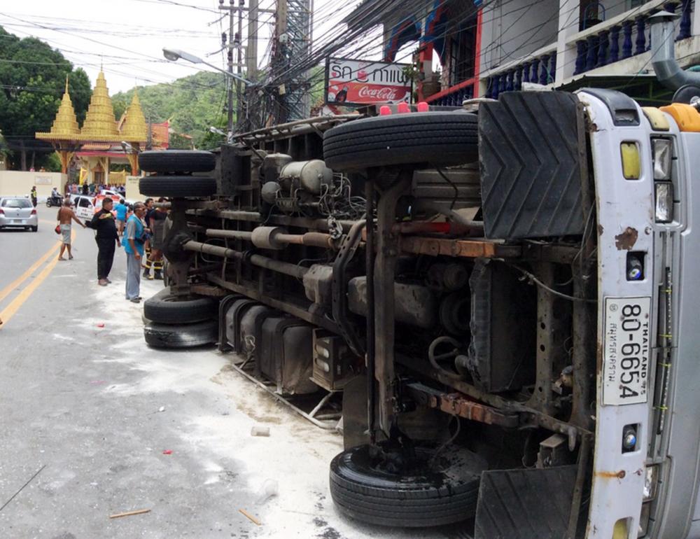 รถบรรทุกเกลือพลิกคว่ำที่ภูเก็ต มีผู้ได้รับบาดเจ็บ จำนวนหนึ่ง