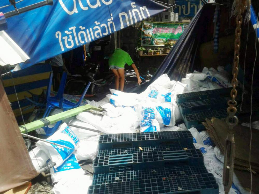 ร้านค้าข้างทางได้รับความเสียหาย