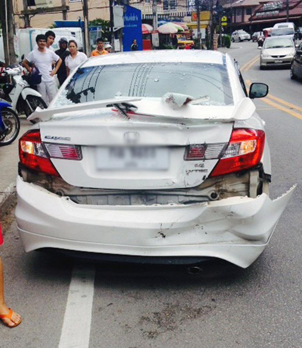 รถบรรทุกเบรกแตก พุ่งชนรถยนต์ก่อนพลิกคว่ำ