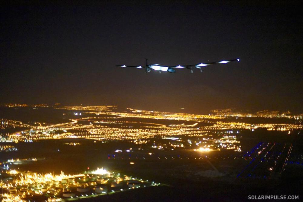 ภาพแรกเมื่อ โซลาร์ อิมพัลส์ ทู มาถึงเกาะฮาวาย ภาพจาก Solar Impulse