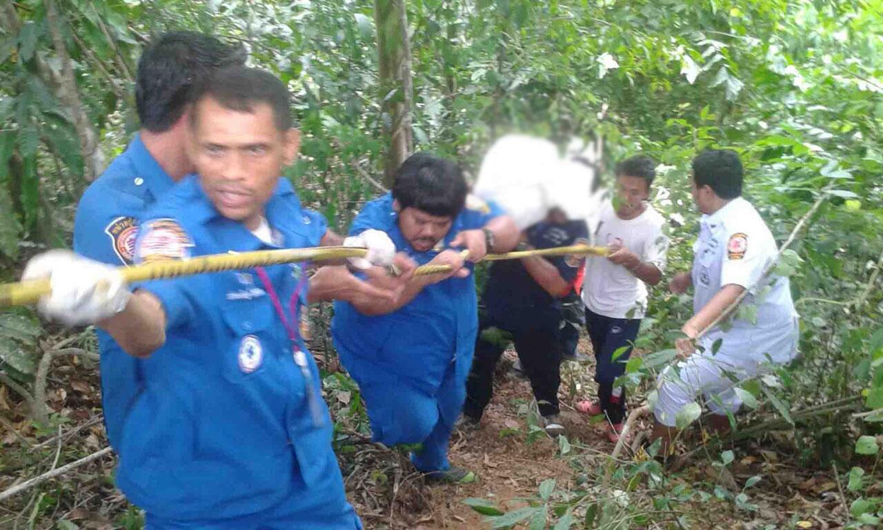จนท.มูลนิธิต้องใช้เชือกผูกโยงโรยตัวไปช่วยผู้บาดเจ็บที่ติดในซากรถ