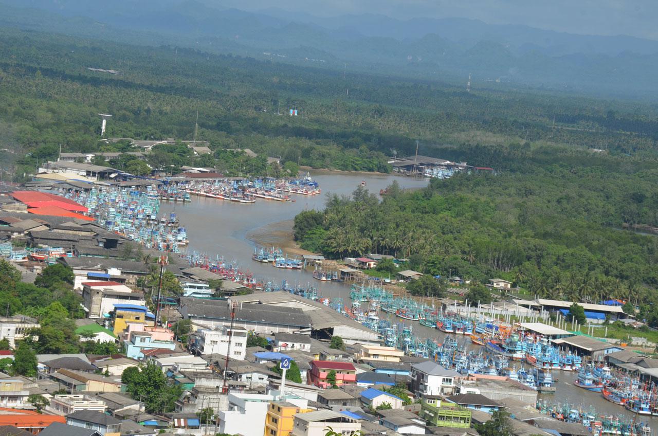 เรือประมงทยอยจอดเทียบท่า หวั่นถูกจับ