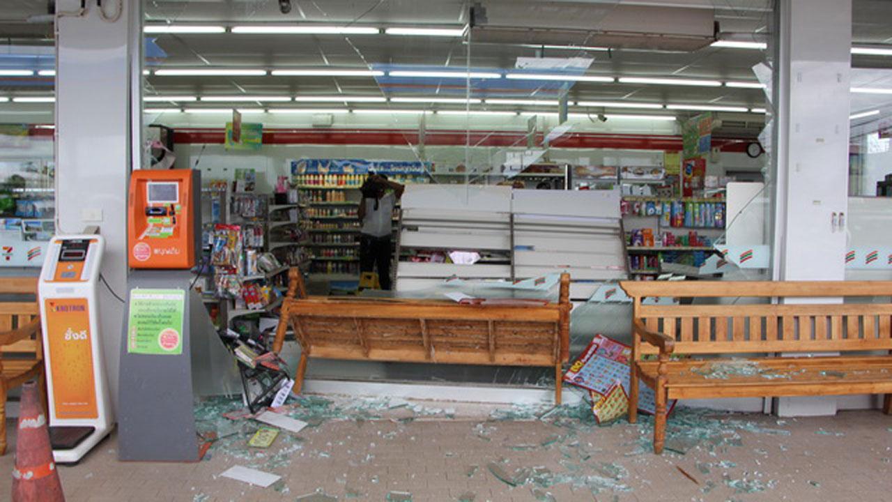 สภาพร้านสะดวกซื้อที่ถูกชนเสียหาย