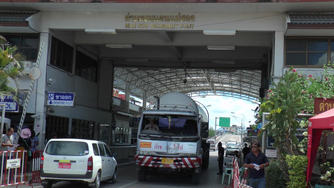 รถบรรทุกแก๊ส จากด่าน แม่สอด จ.ตาก