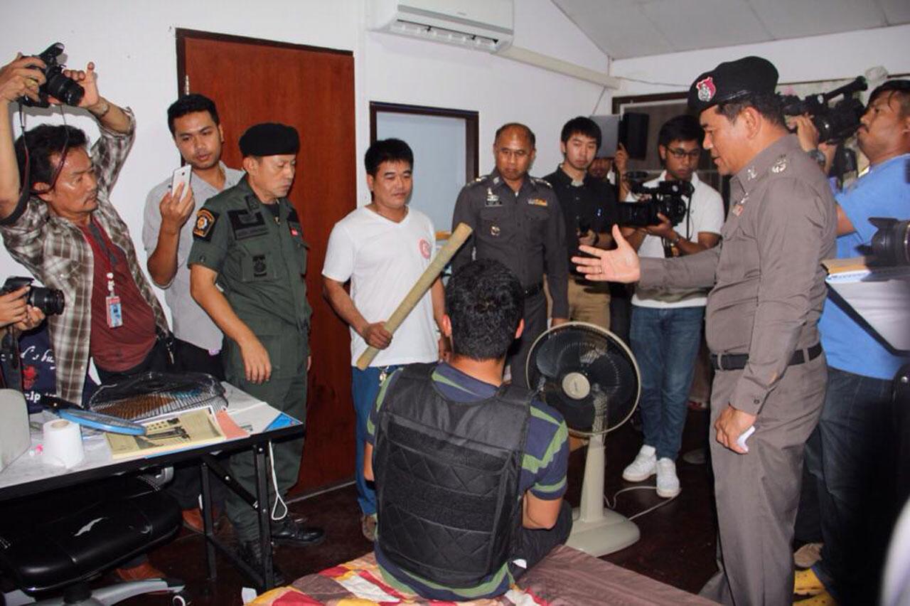หลังทำแผน เจ้าหน้าที่ นำตัวนายนิวัฒน์ ไปขออนุญาตศาลจังหวัดสุราษฎร์ธานีฝากขัง