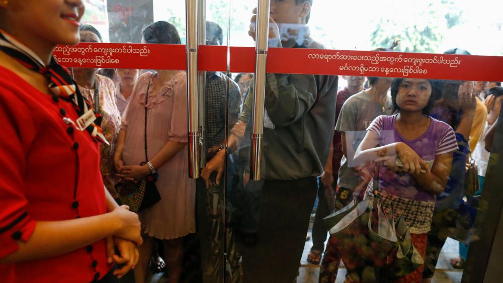 ชาวพม่ามารอซื้อตั้งแต่ร้านยังไม่เปิด
