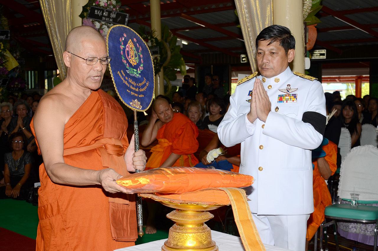 ประธานในพิธีทอดผ้าบังสุกุลให้พระภิกษุพิจารณา