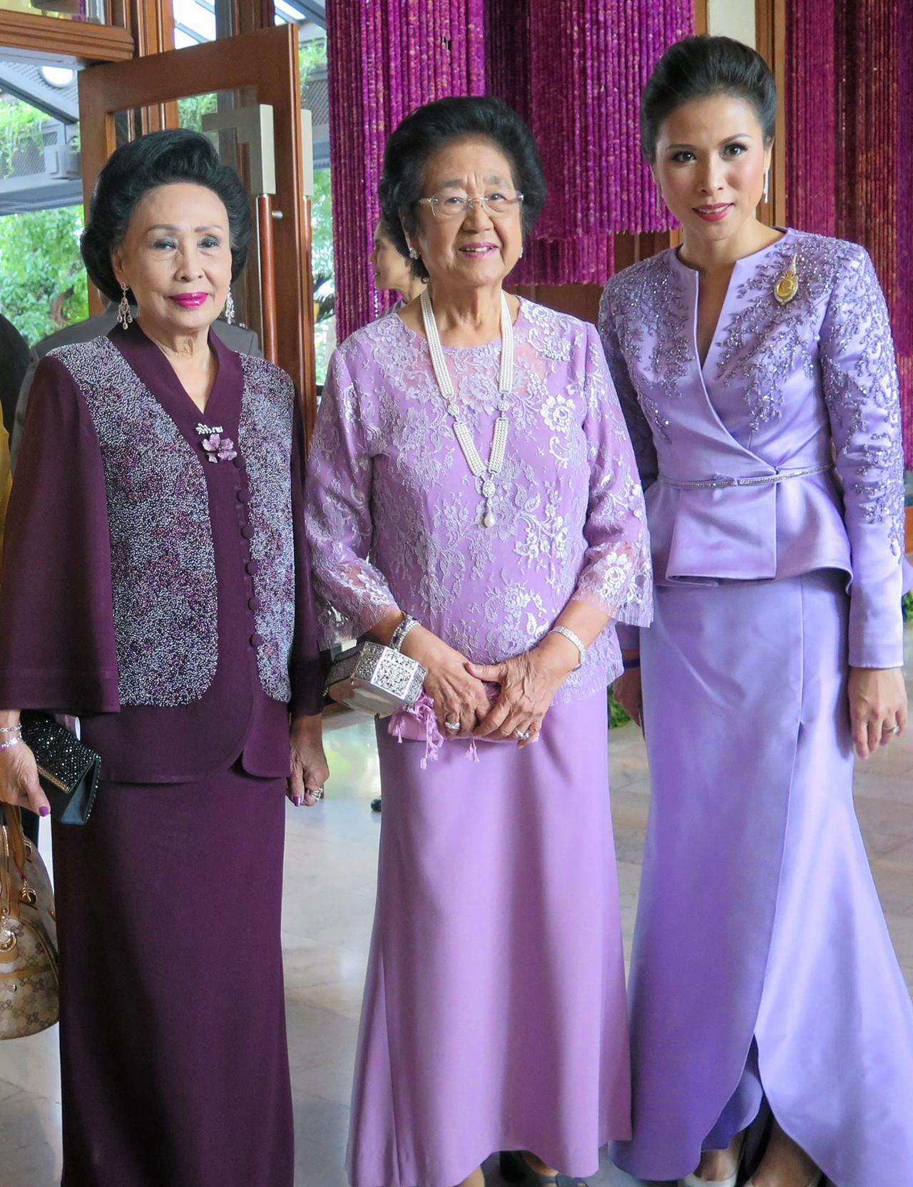 นันทิยา เหมอังกูร (ขวาสุด) แม่งานเชฟแชริตี้ต้อนรับคุณหญิงจามรี สนิทวงศ์ฯ และท่านผู้หญิงอังกาบ บุณยัษฐิติ.