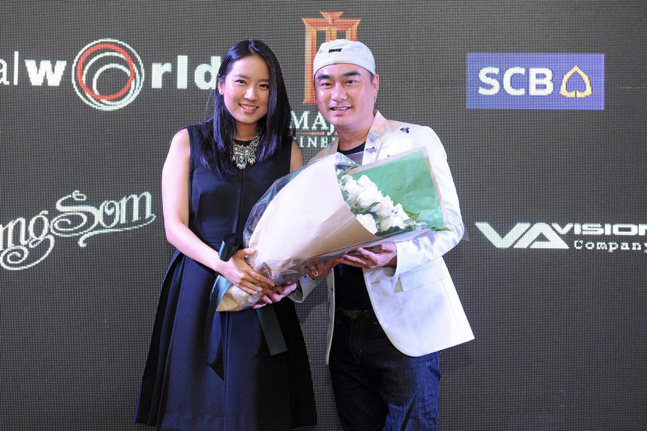 ณัฐธีรา บุญศรี มอบดอกไม้ แสดงความยินดีกับ “ใหญ่–อมาตย์”.