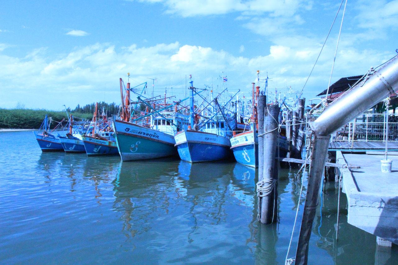 เรือประมงไม่ออกทะเลหยุดจอดที่ท่าหมด