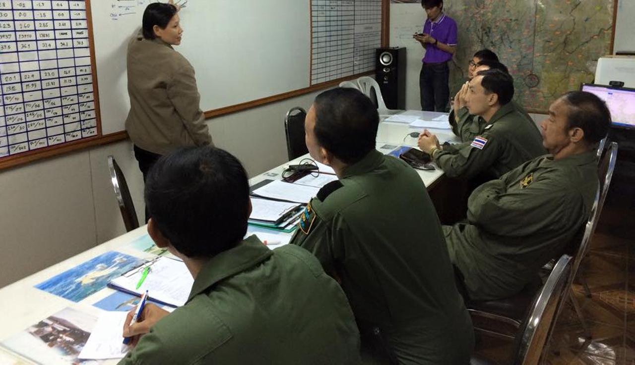 เจ้าหน้าที่ประชุมเตรียมความพร้อม