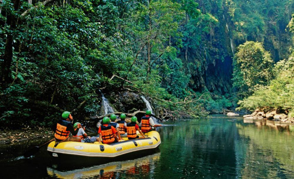 ล่องเรือยางชมธรรมชาติในป่า