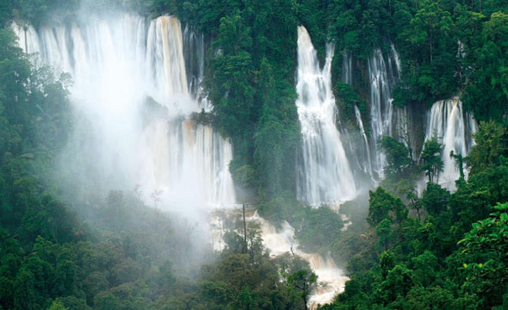 น้ำตกไหลจากหน้าผาสูง 300 เมตร
