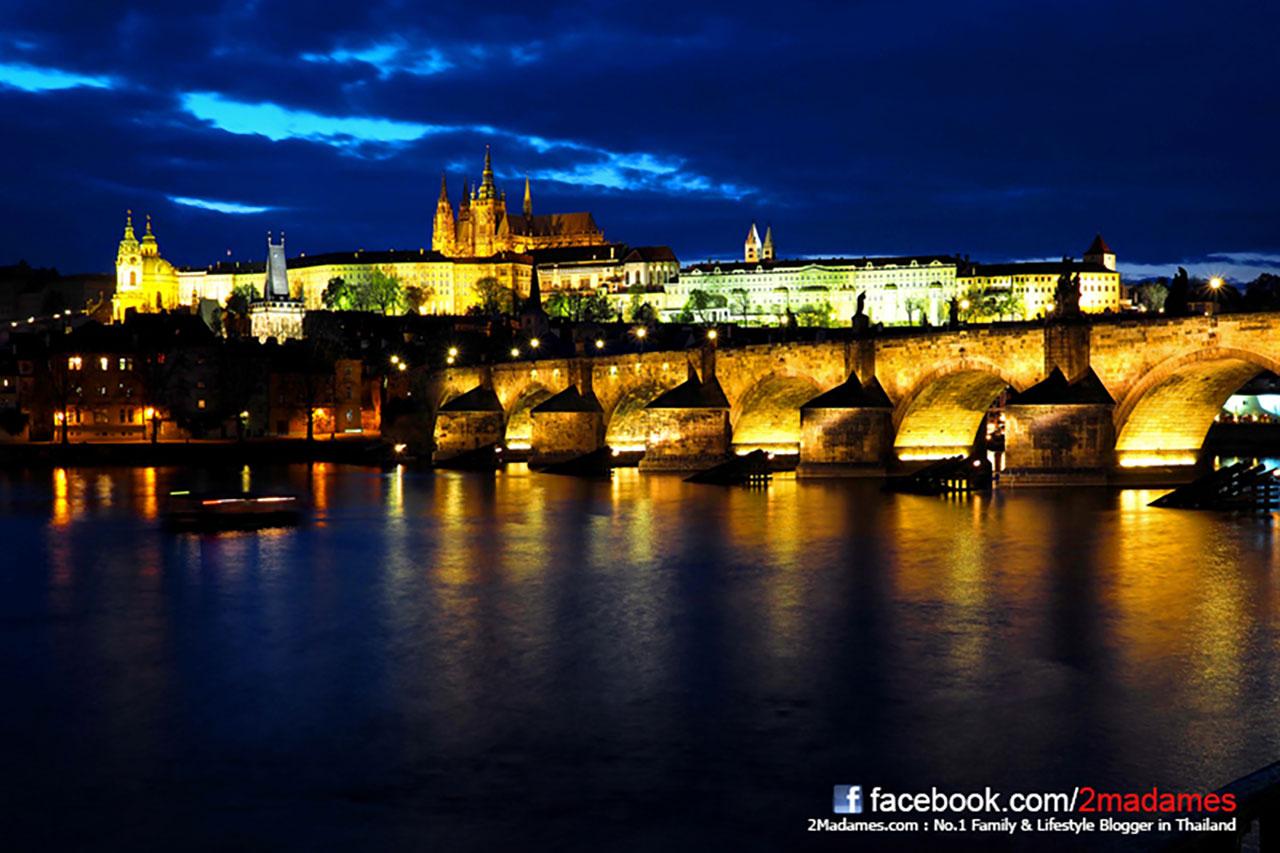จ้องแสงไฟที่สะพานพระเจ้าชาร์ลส์ Charles Bridge