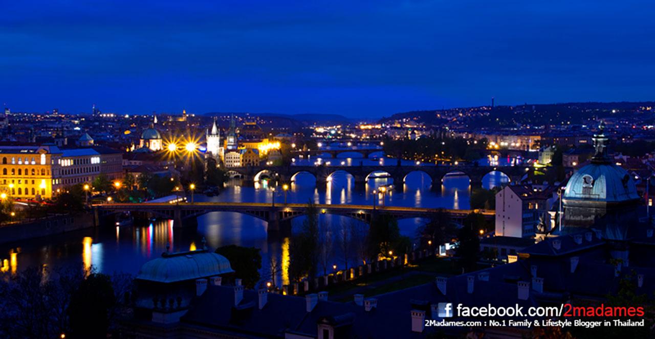 นั่งมองวิวแม่น้ำวัตตาวายามค่ำคืนที่โรแมนติกสุดๆ ที่ปราก Prague