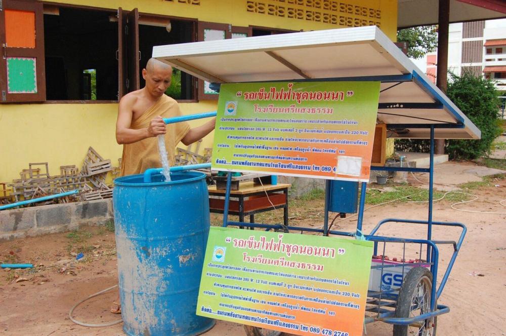 พระครู วิมลปัญญาคุณ กำลังสาธิตวิธีใช้
