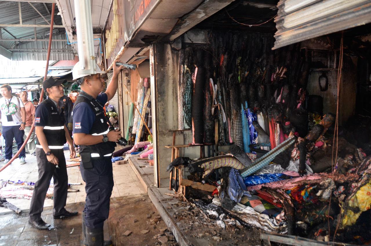 จนท.รุดตรวจร้านผ้าจุดเกิดเหตุเพลิงไหม้ ตลาดวโรรส เชียงใหม่
