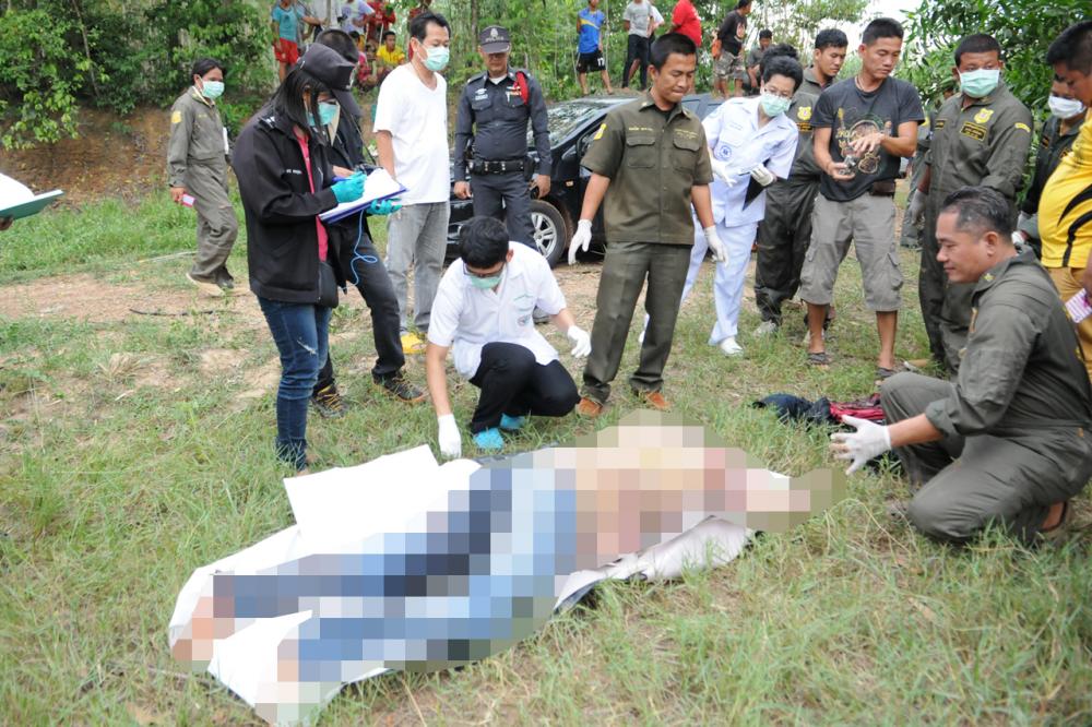 เจ้าหน้าที่ตรวจสอบ สภาพศพผู้เสียชีวิต