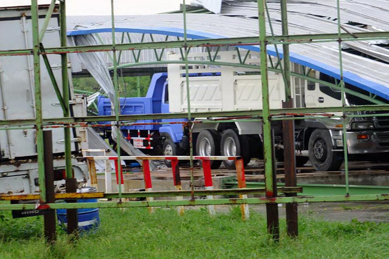หลังคาโรงงานประกอบรถปลิวว่อน