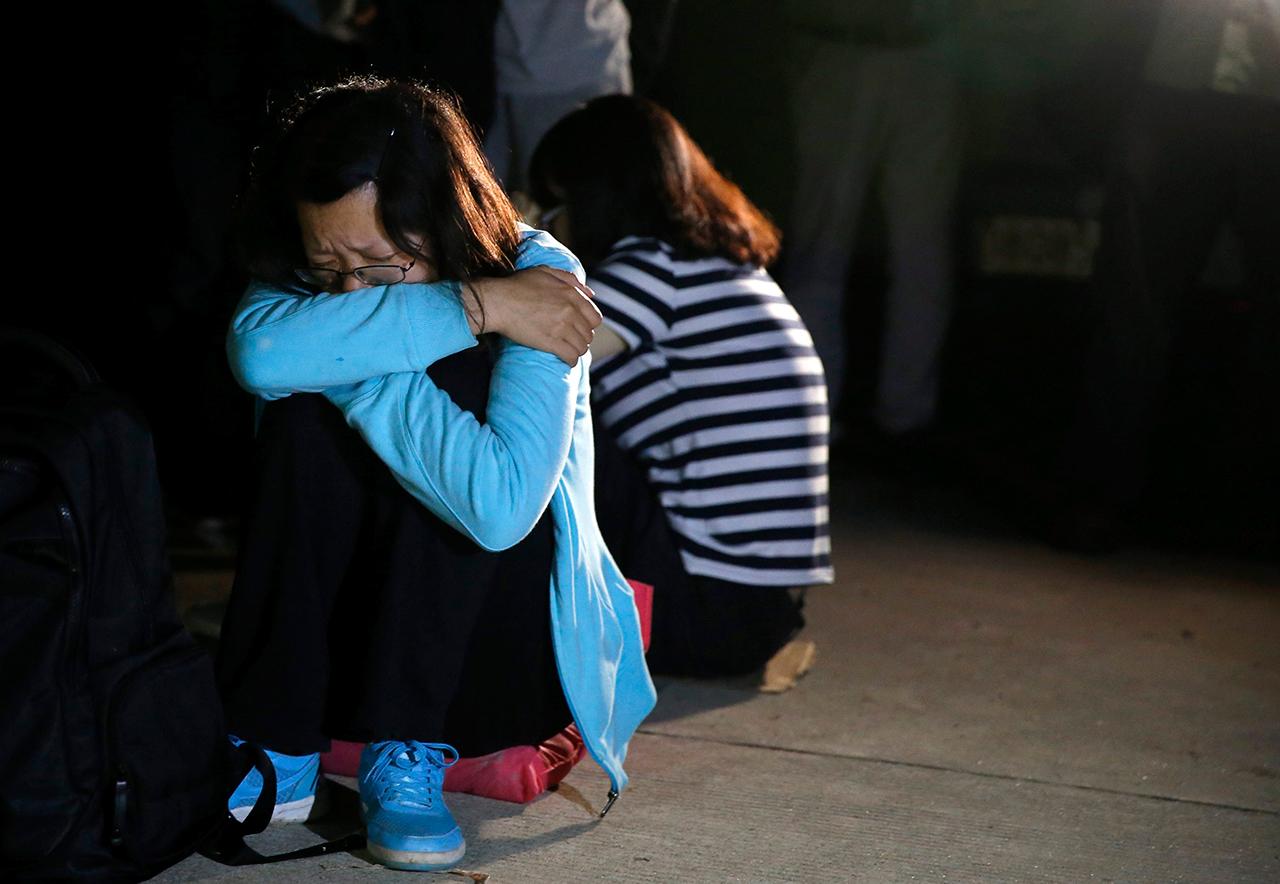 ครอบครัวของผู้โดยสารเรือสำราญรอฟังข่าวด้วยความเศร้าหมอง (ภาพ: REUTERS)