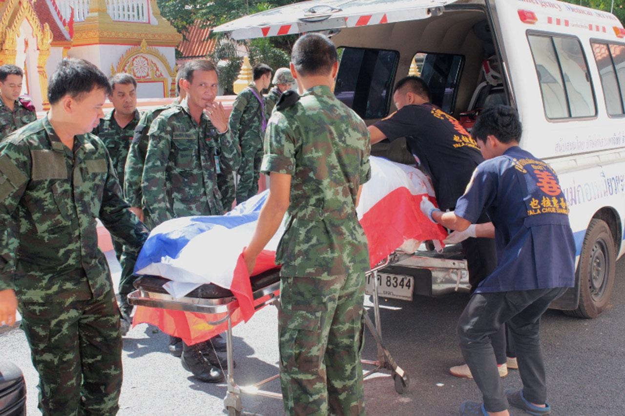 หลังรดน้ำศพ เตรียมส่งขึ้นเฮลิคอปเตอร์ของกองทัพบก กลับไปบำเพ็ญกุศลที่ภูมิลำเนาต่อไป