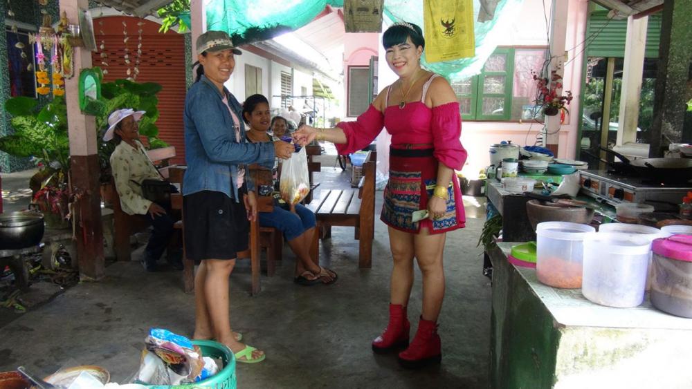 แฟชั่นการแต่งกายที่สะดุดตา กับฝีมือที่ติดใจทำให้ลูกค้าติดตรึม