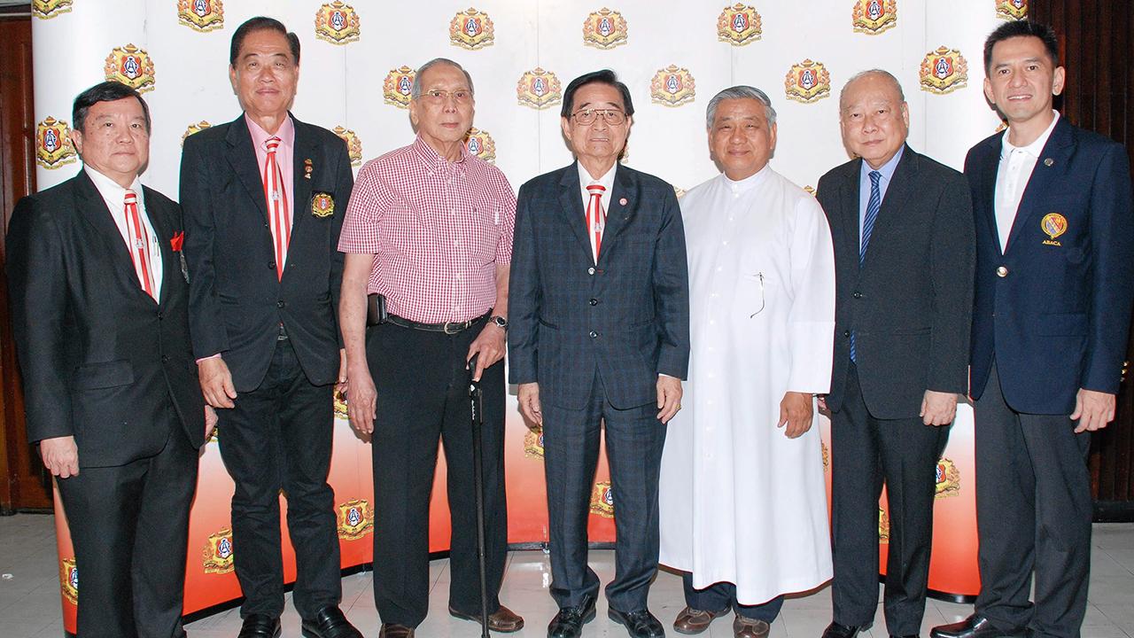เก่าแก่ วัลลภ เจียรวนนท์ เป็นประธานในงานครบรอบการก่อตั้ง “สมาคมอัสสัมชัญ 111 ปี” โดยมี ภราดาสุรสิทธิ์ สุขชัย, พล.ร.ท.ตะติยะ บุนนาค, ดุละดิลก ดุละลัมพะ, เชี่ยว
ว่องปรีชา และ ดร.อุดม หงส์ชาติกุล มาร่วมงานด้วย ที่สมาคมอัสสัมชัญ ถนนพระราม 4 วันก่อน.