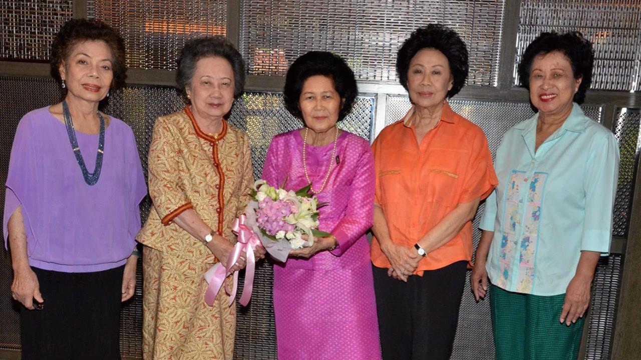 สุดชื่นมื่น ท่านผู้หญิงธิดา เศวตศิลา มอบดอกไม้อวยพรวันเกิดให้แก่ อัญชลี เทพหัสดิน ณ อยุธยา โดยมี นิตยา เจียรวนนท์, ยุพเรศ เที่ยงธรรม, ทัศนีย์ ชาญวีรกูล พร้อม เพื่อนคณะกระชับมิตร มาร่วมอวยพรด้วยความชื่นมื่น ที่ห้องอาหารจีนหลินฟ้า โรงแรมเดอะสุโกศล วันก่อน.