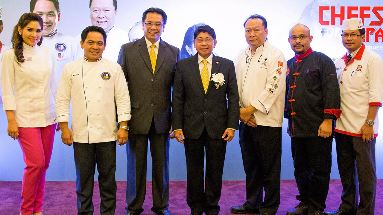 ช่วยเนปาล ดร.วิษณุ เครืองาม รองนายกรัฐมนตรี เปิดงาน “Chef for Nepal” กาลาดินเนอร์การกุศลของสมาคมเชฟ เพื่อหารายได้ช่วยเหลือผู้ประสบภัยแผ่นดินไหวในเนปาล โดยมี สมศักดิ์ รารองคำ, ชุมพล แจ้งไพร และ สุรัตน์ แก้วดี มาร่วมงานด้วย ที่โรงแรมเดอะ แกรนด์ โฟร์วิงส์ วันก่อน.