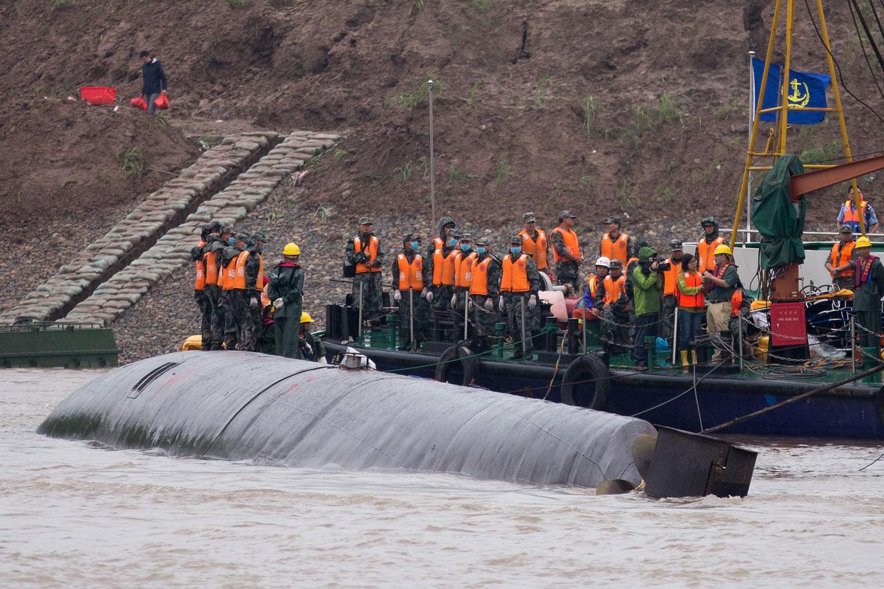 เหลือเพียงแค่‘ท้องเรือ’ที่โผล่พ้นน้ำ