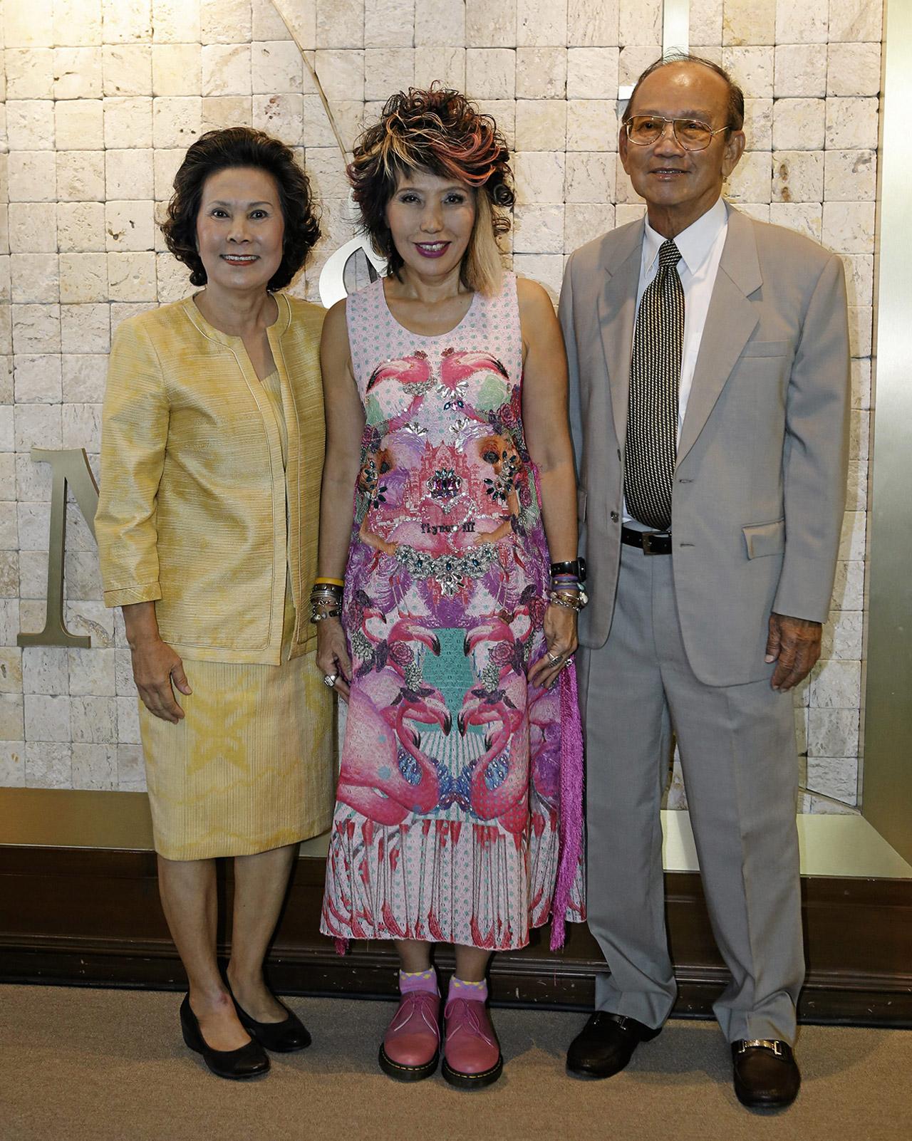 มยุรี–วิศิษฐ์ สราญเวทย์พันธุ์ ต้อนรับ พญ.คุณหญิงพรทิพย์ โรจนสุนันท์ แทนลูกสาว (หมอโมนา)
