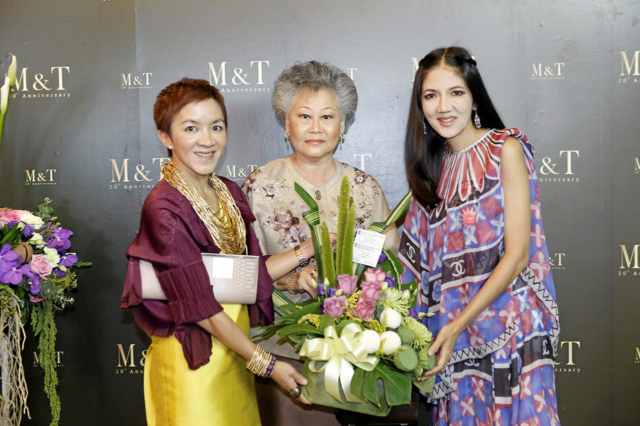 พญ.โมนา อัศวิษณุ (ขวาสุด) รับดอกไม้แสดงความยินดีจากโศรยา บุนนาค และกอบลาภ โปษะกฤษณะ.