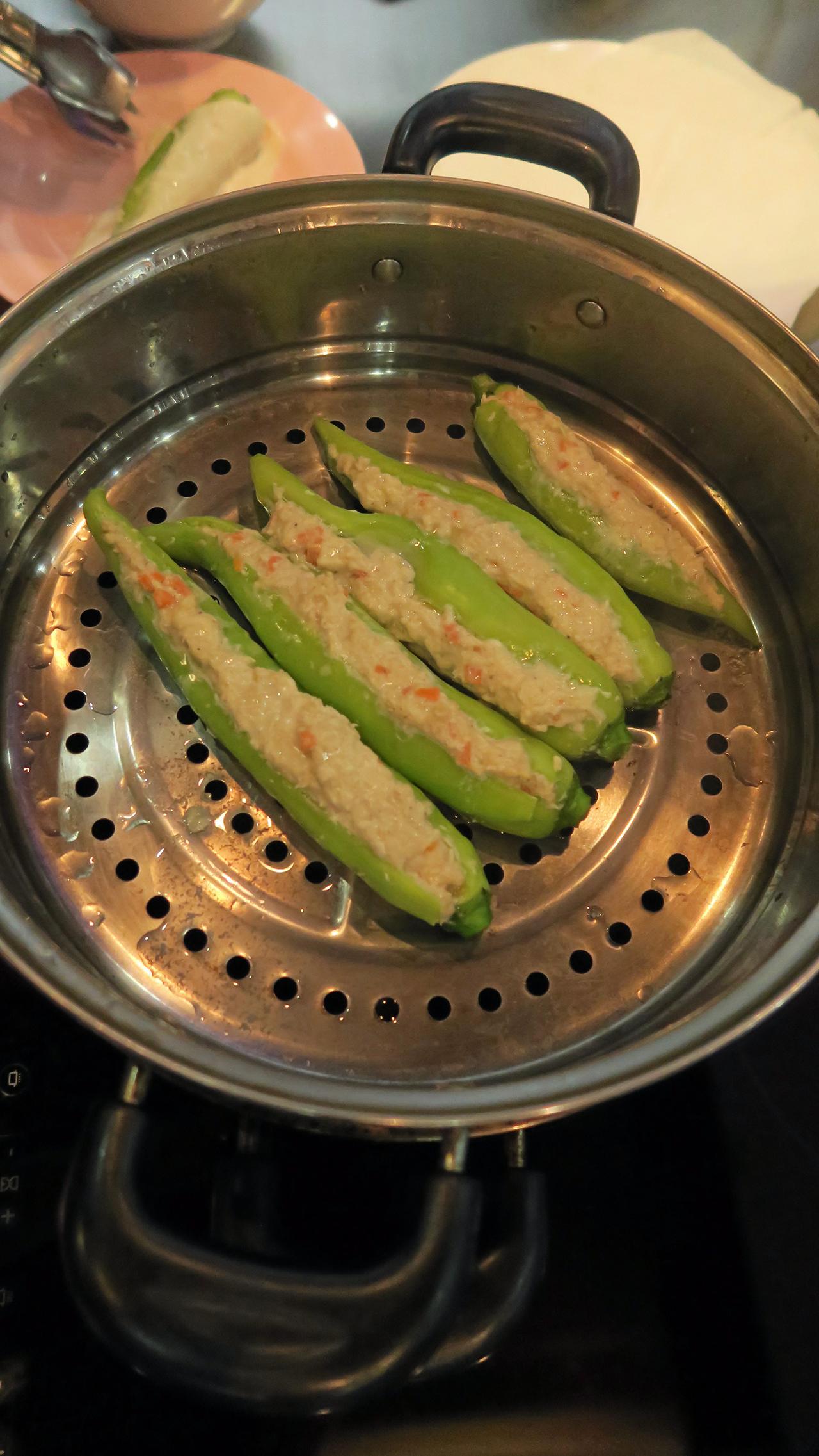 นำพริกที่ยัดไส้ลงนึ่ง