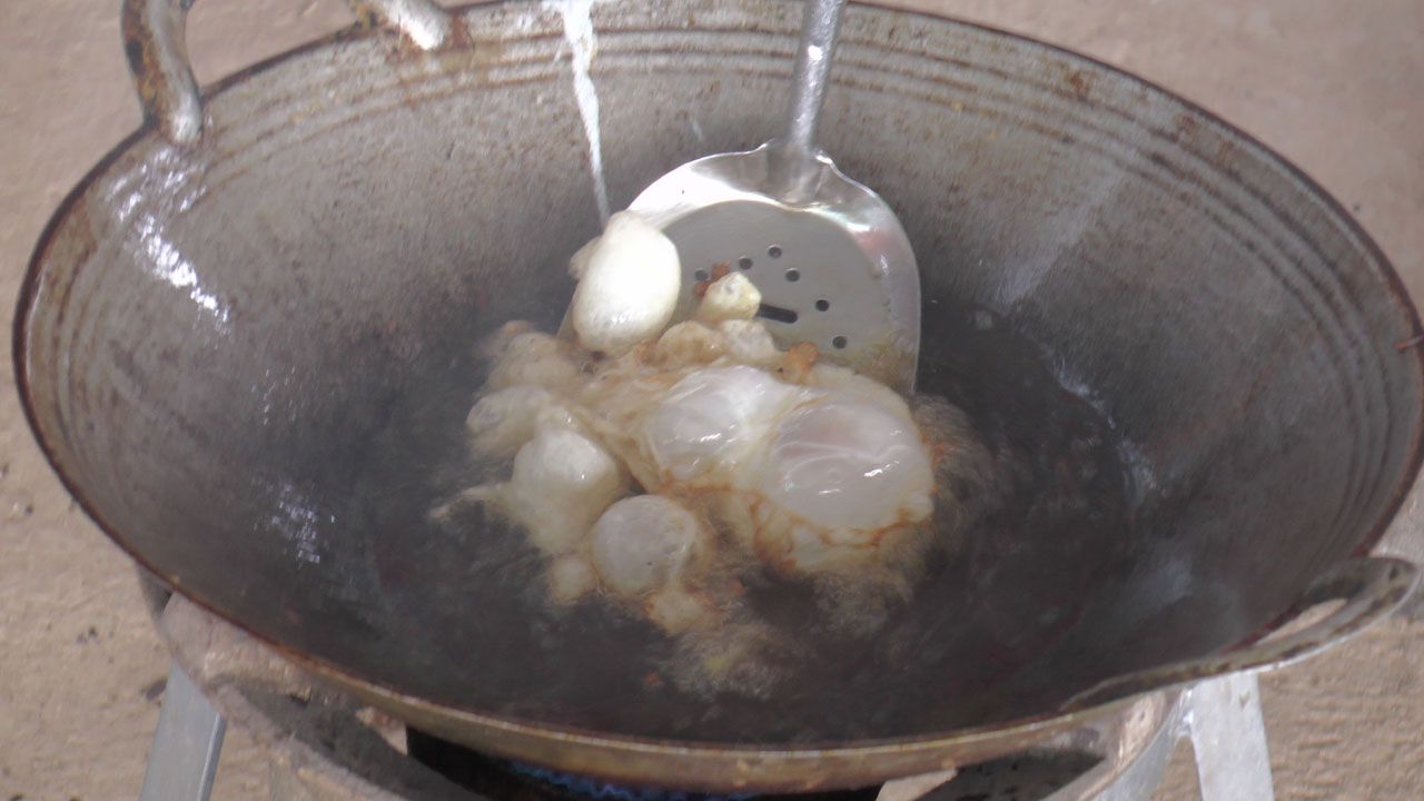 แก๊ส(มีเทน)จากใต้ดิน ภายในอู่ซ่อมรถ สามารถทอดไข่จนสุกได้