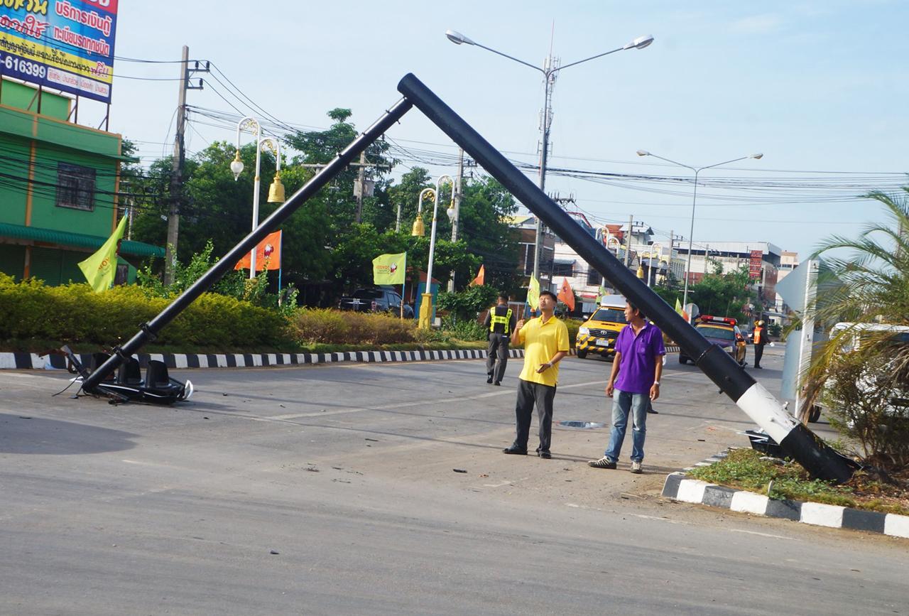 เสาไฟสัญญาณจราจรถูกชนจนหัก