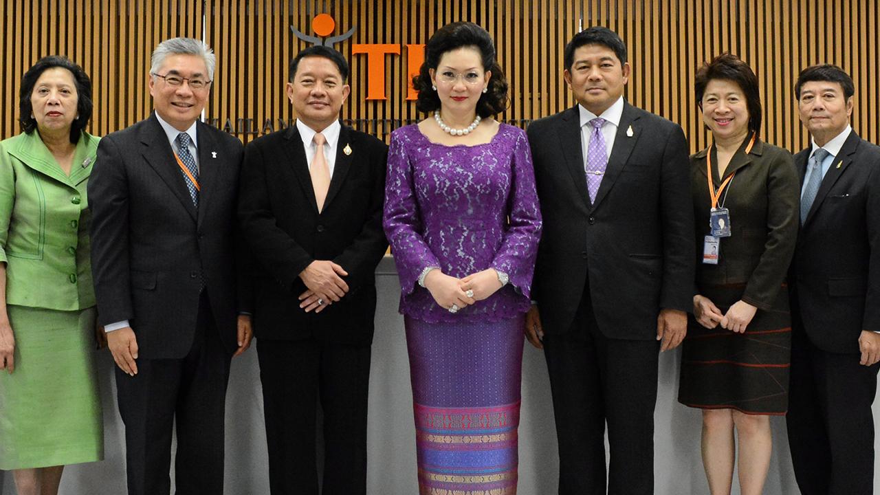 พร้อมแล้ว - ดร.กิตติพงษ์ กิตยารักษ์ นัดประชุมคณะกรรมการ ทีไอเจ. เพื่อเตรียมจัดการประชุมกับสมาคมกฎหมายระหว่างประเทศแห่งเอเชีย ในวันที่ 4-5 มิ.ย. โดยมี ตระกูล วินิจนัยภาค, ภัทรศักดิ์ วรรณแสง และ คุณหญิงปัทมา ลีสวัสดิ์ตระกูล มาร่วมประชุมด้วย ที่อาคารจีพีเอช วันก่อน.