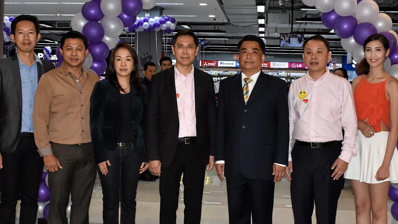 เปิดเพิ่มอีก - ภิญโญ ประกอบผล รอง ผวจ.ระยอง เปิด “เพาเวอร์บาย” ศูนย์รวมสินค้าไอทีและเครื่องใช้ไฟฟ้าหลากหลายชนิด โดยมี ปรีชา เอกคุณากูล, ดร.ณัฐกิตติ์ ตั้งพูลสินธนา, นุชากร พงษ์ศิวาภัย และ นพดล พลายระหาญ มาร่วมงานด้วย ที่เซ็นทรัลพลาซา ระยอง วันก่อน.