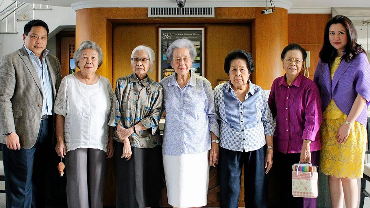 รุ่น 13 - ท่านผู้หญิงพึงใจ สินธวานนท์ และ คุณหญิงวิรัตน์ ชมะนันทน์ นัดเพื่อน อักษรศาสตร์จุฬา รุ่น 13 มาร่วมงานเลี้ยงพบปะสังสรรค์ โดยมี ม.ร.ว.นิวัติวาร ณ ป้อมเพชร, สุจารี โลกะวิทย์, อรวรรณ จัยวัฒน์ และ กรองกาญจน์ ชมะนันทน์ มาร่วมงานด้วย ที่ร้านอาหารออมทอง วันก่อน.