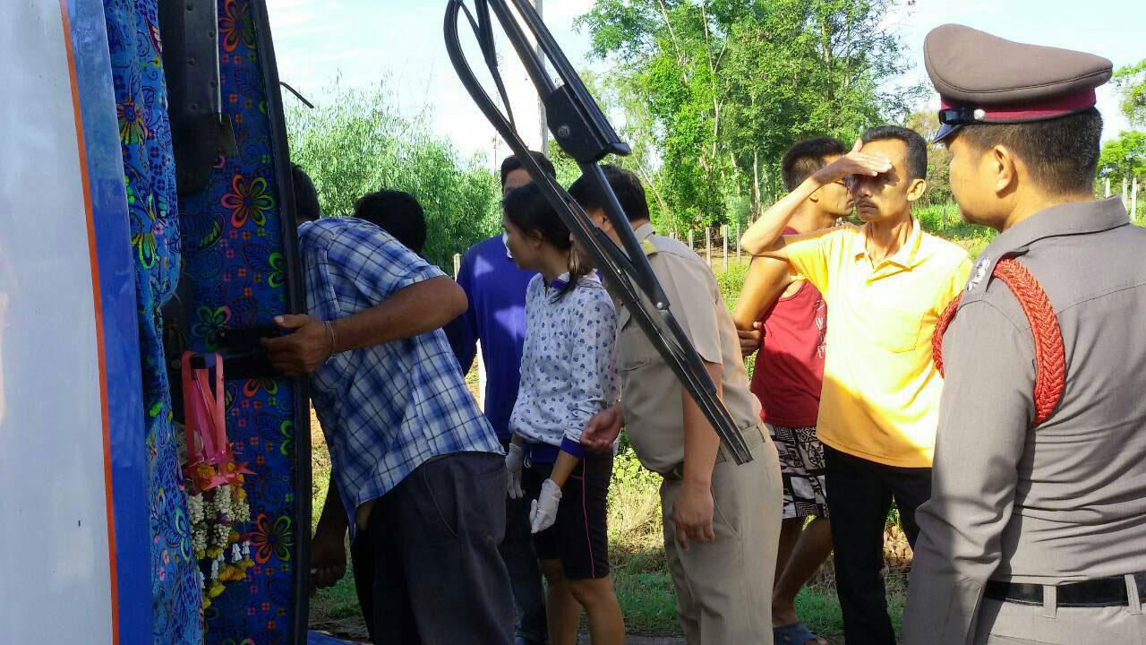 จนท.ตรวจสอบรถบัสที่เกิดอุบัติเหตุ