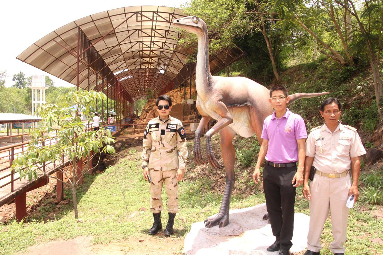 เตรียมปรับภูมิทัศน์ รวมถึงสร้างโมเดลไดโนเสาร์ ให้มีความสวยงาม