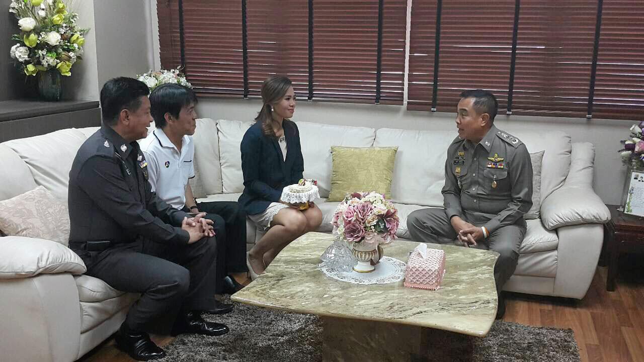 ระหว่างการเข้าขอโทษอย่างเป็นทางการ ของนักข่าวสาว กับ ผบ.ตร. โดยบรรยากาศเป็นไปด้วยดี